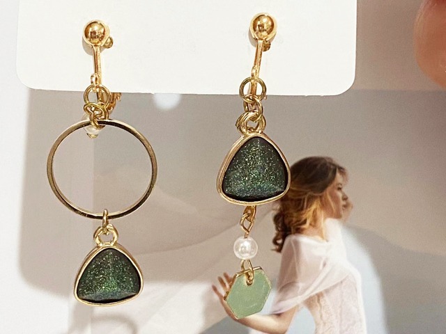 イヤリング　サークル　三角　一粒パール　ラメ入り　フレーム　ネジバネ式