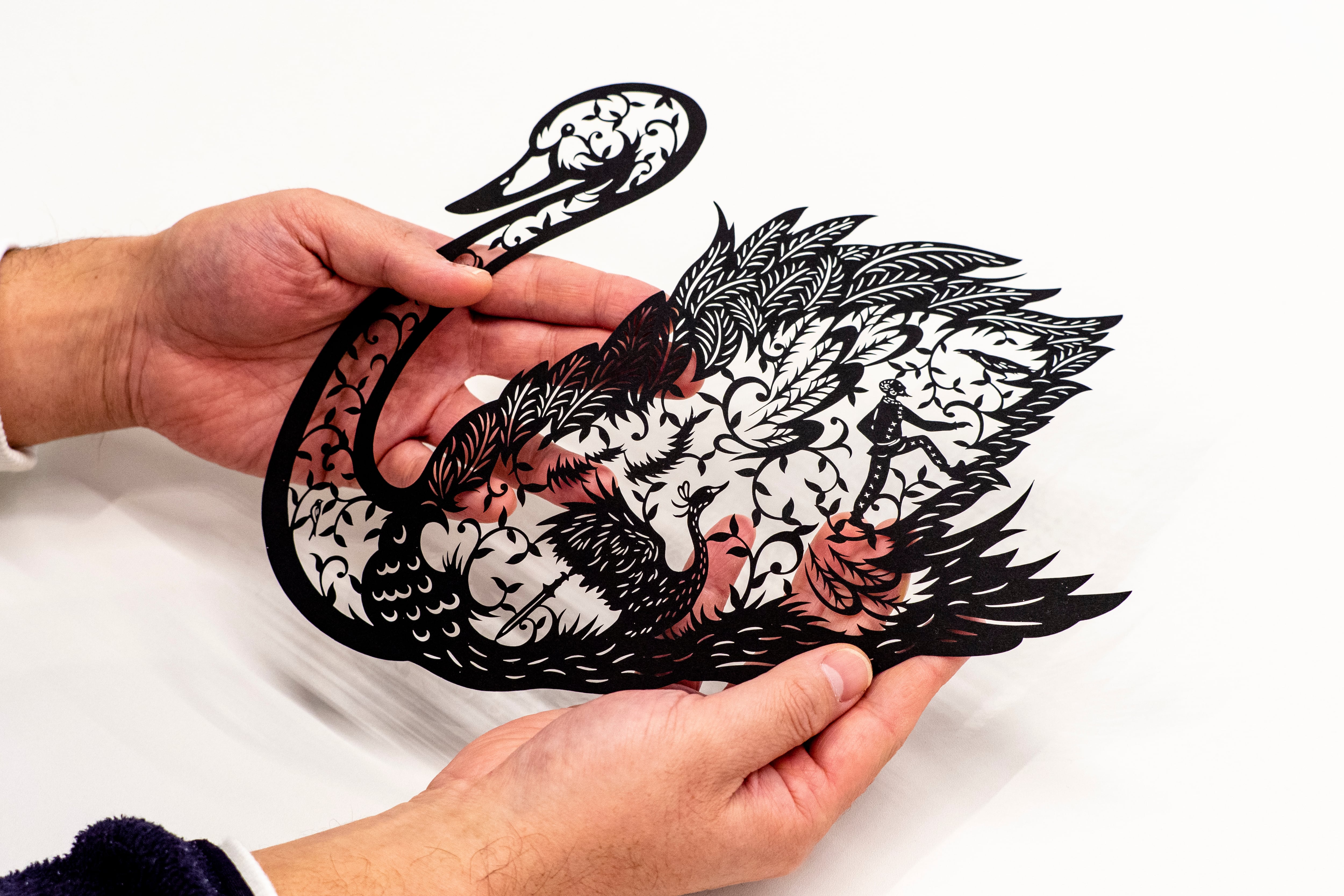 お取引中　切り絵 スワンの複製切り絵つき!!「白鳥になった王子」 | 丘峰・能美舎