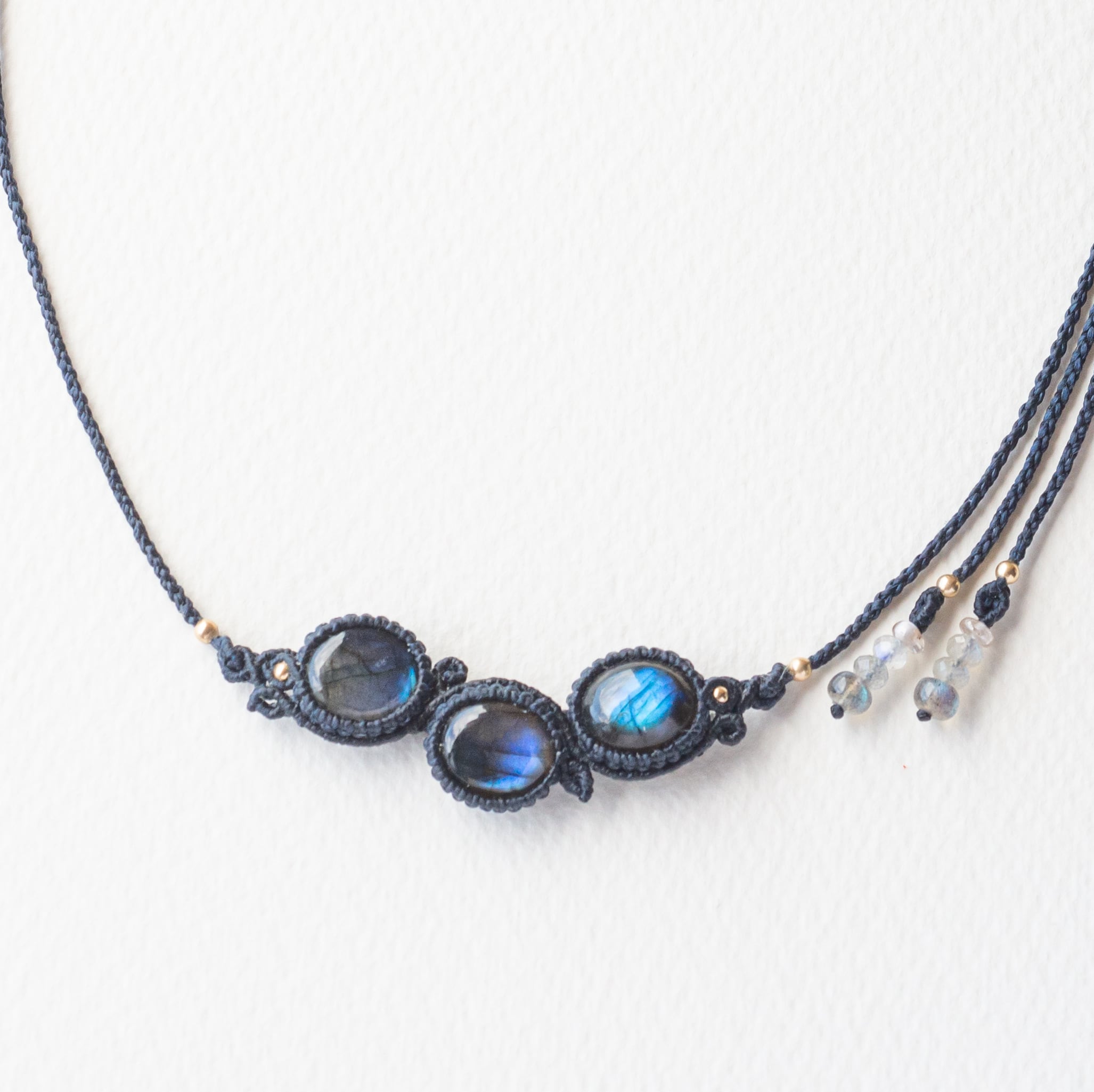 ラブラドライト・アンバーのマクラメネックレス ラブラドライトのマクラメ編み 天然石ネックレス | SHANTi WALA