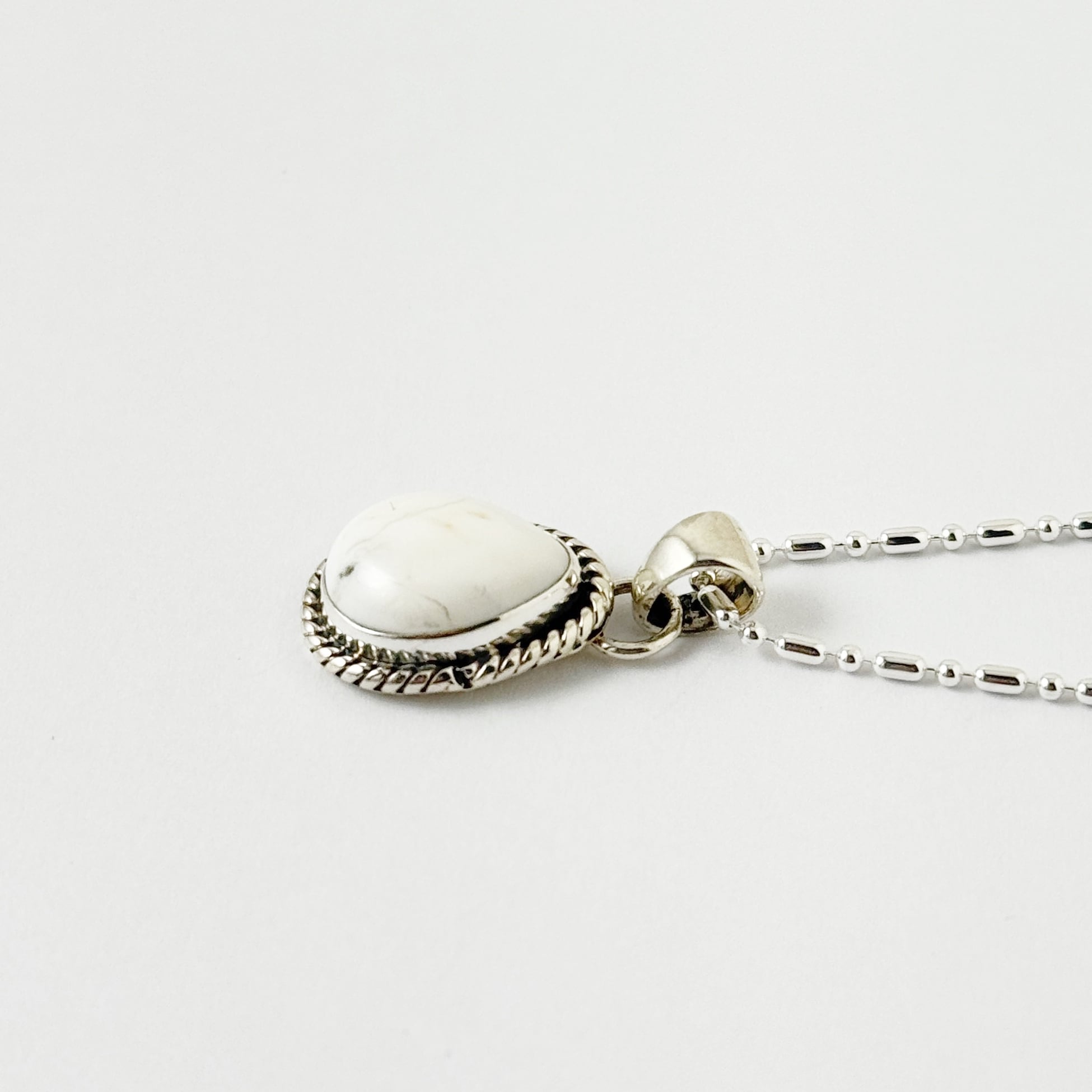 Indian Jewelry 》ホワイトバッファロー ドロップ／オーバル