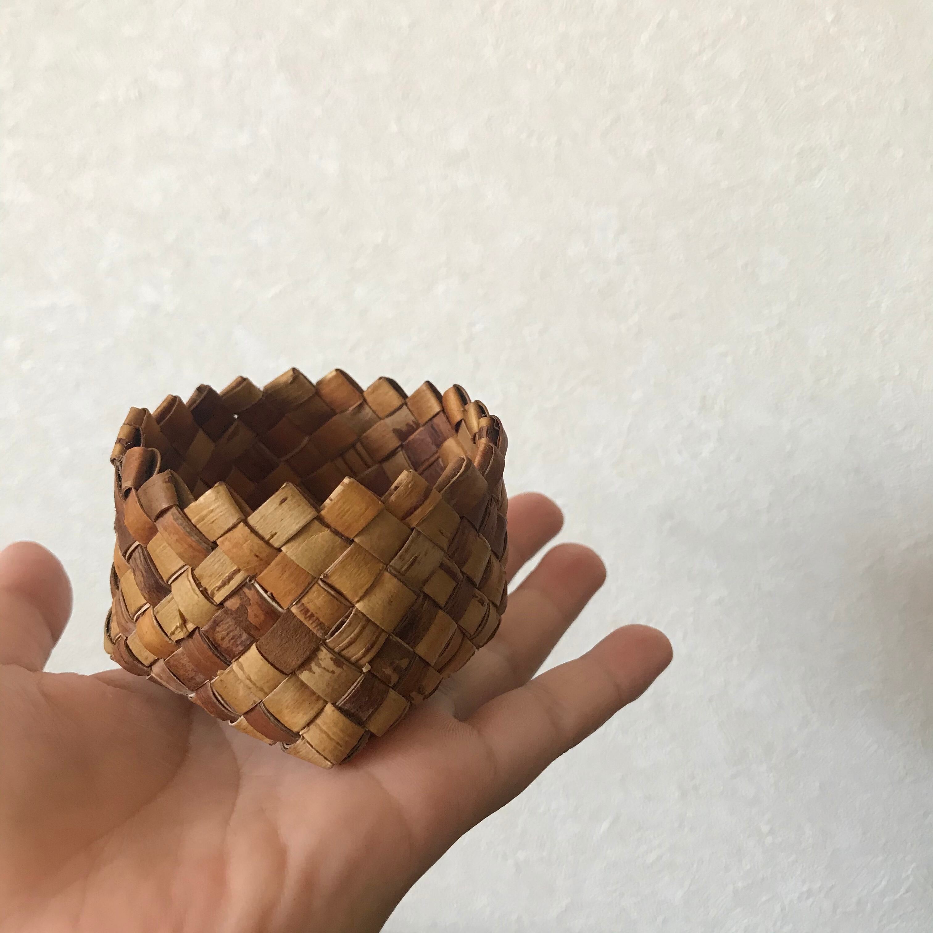 白樺の樹皮の小さないれもの