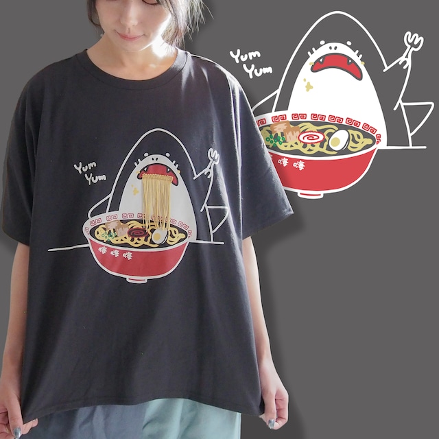 大人気につき再販!ラーメン愛を叫ぶ!サメ のユニセックスTシャツ