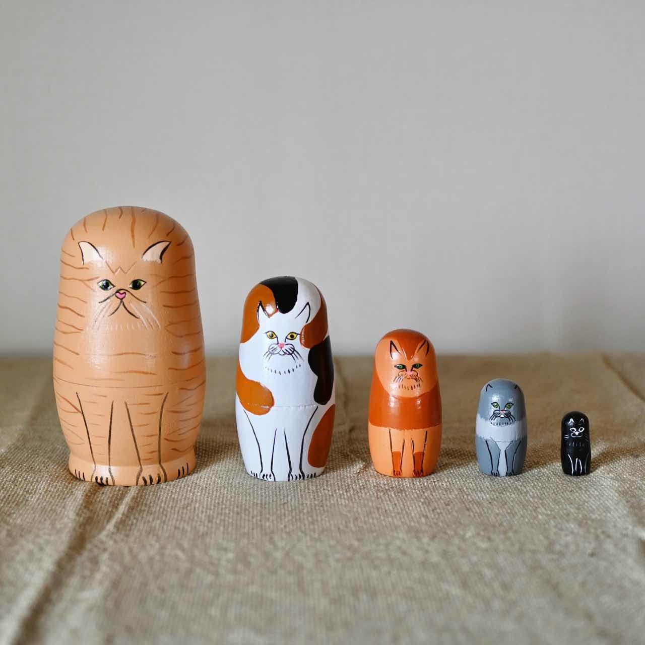 猫デザインの木製マトリョーシカ 9 個セット 手描きの招き猫の