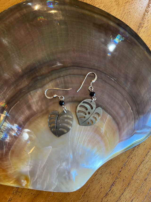 黒蝶貝のモンステラピアス