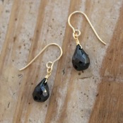 ✨8月誕生石✨ ブラックスピネル<ドロップカット>のピアス(K14GF)