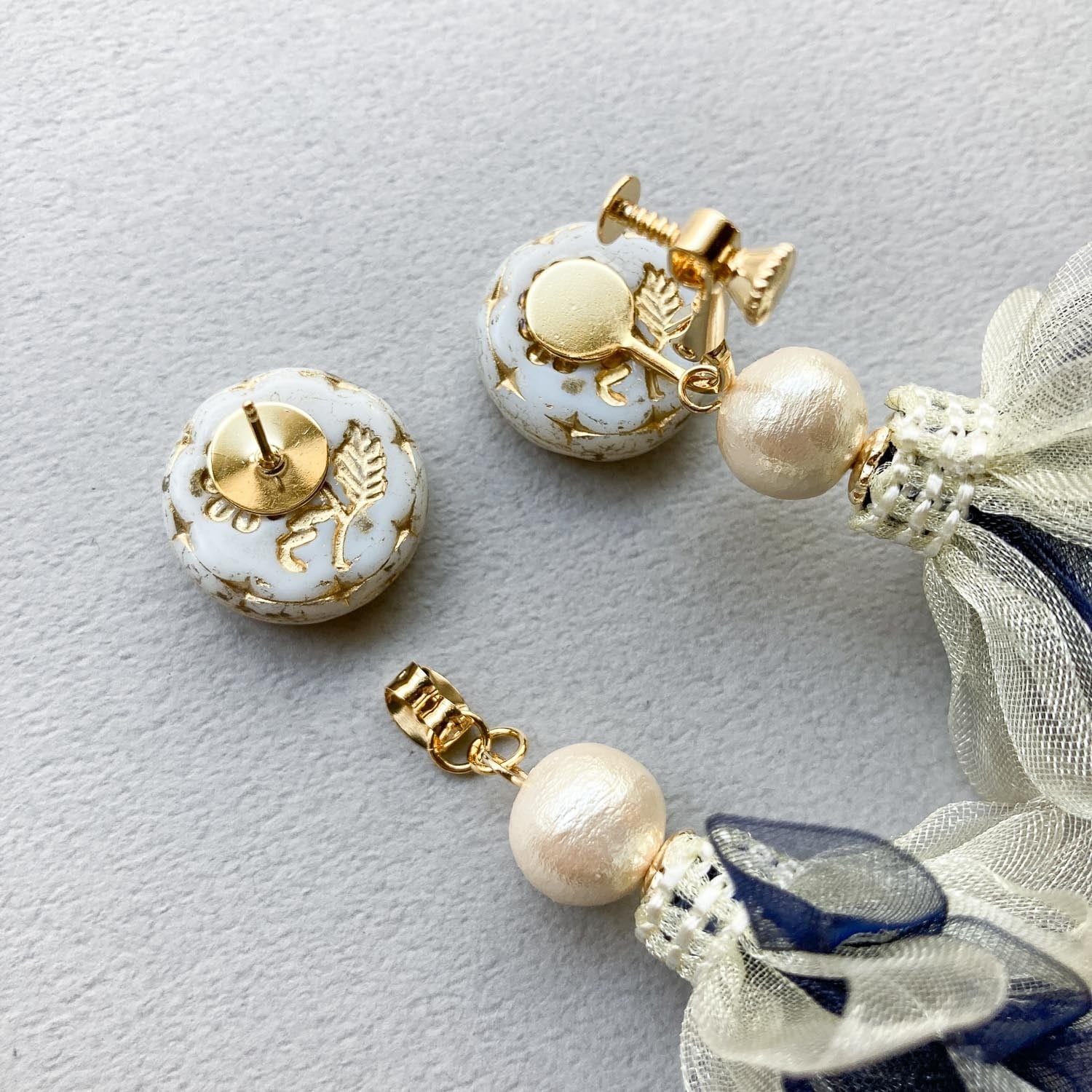 最終入荷〉バイカラー2重フリル・白ネイビー〈ピアス/イヤリング