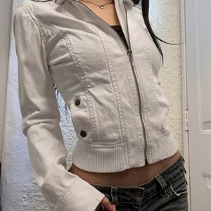 レディース トップス ジャケット 上着 長袖 萌袖 ハイネック タートルネック ジップアップ ジッパーネック タイト スリム 細身 ストレート ジッパー チャック 大人可愛い シンプル カジュアル 上品 おしゃれ かっこいい レトロ メンズライク ボーイッシュ クール エレガント 都会的 ワイルド 無地 春 秋 冬 ロングシーズン デート お出かけ アウトドア 公園 休日 重ね着 韓国 オルチャン コーデ 楽ちん プチプラ 普段使い 着回し レイヤード 定番 紫外線対策 UV対策 S M L サイズ展開