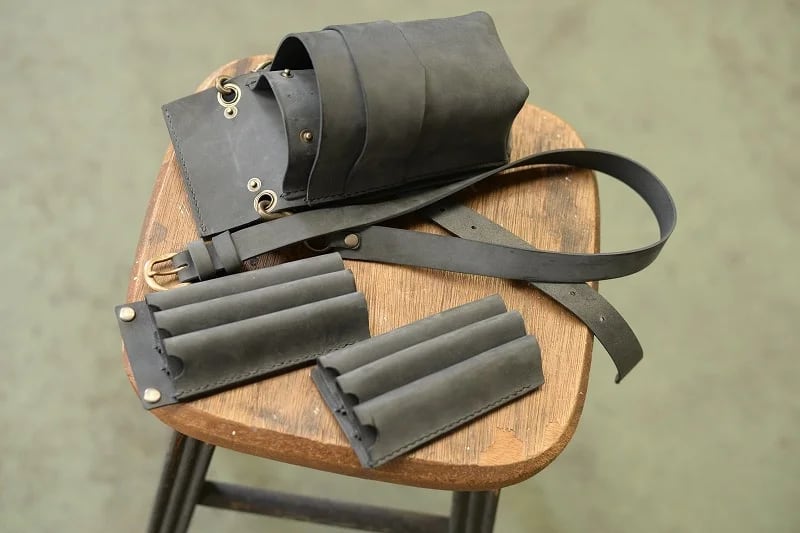 グレーの6丁差しのシザーケース | 革製品のオーダーメイドの店 アリノハネ