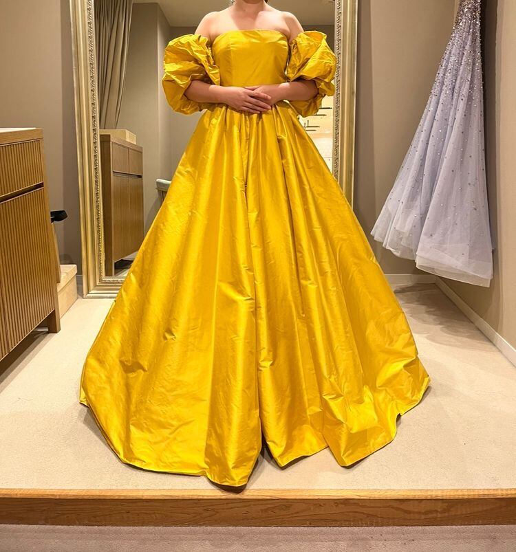 ウェディングドレス パフスリーブ イエロー 光沢感 抜群のおしゃれ見え  