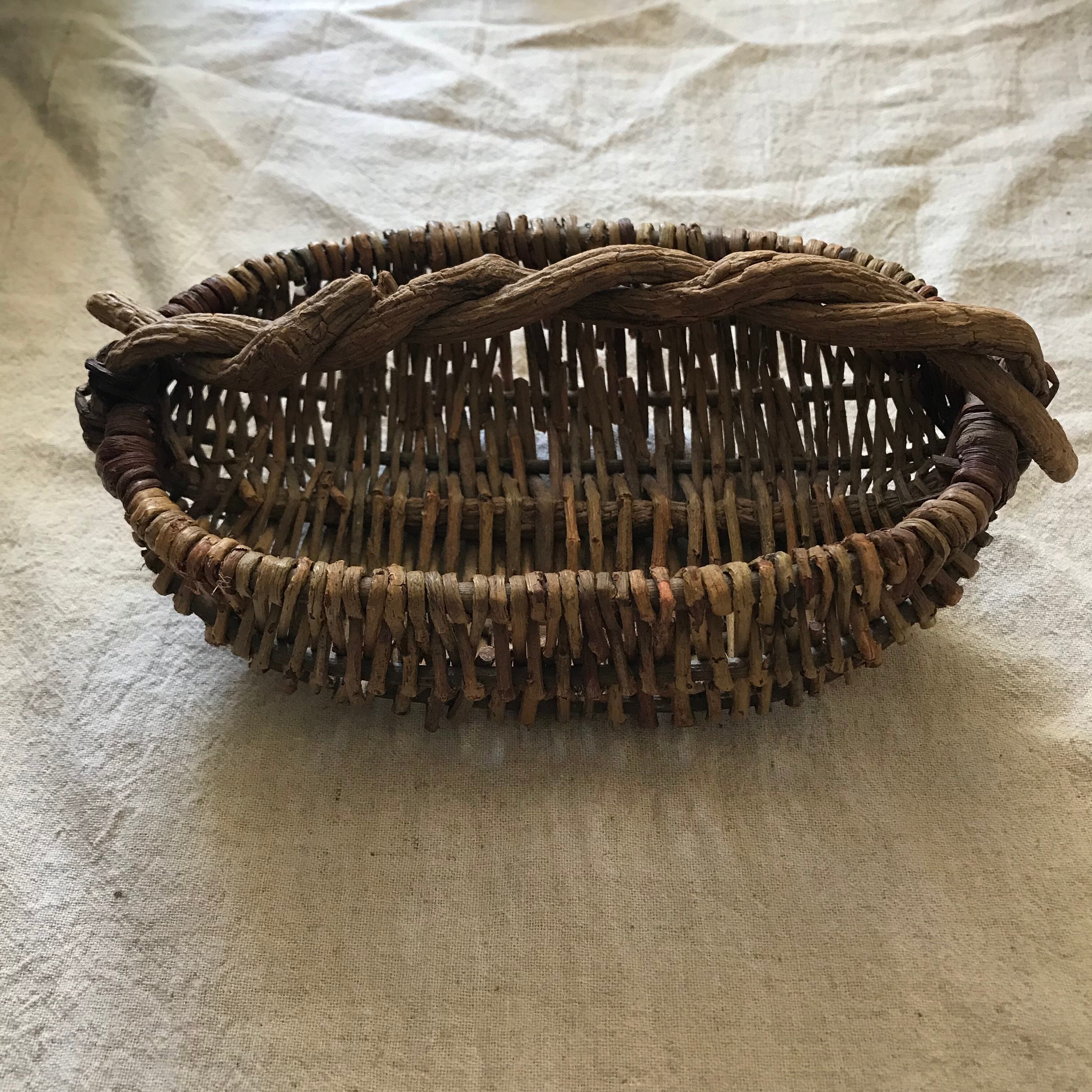 スウェーデンの素朴なカゴ