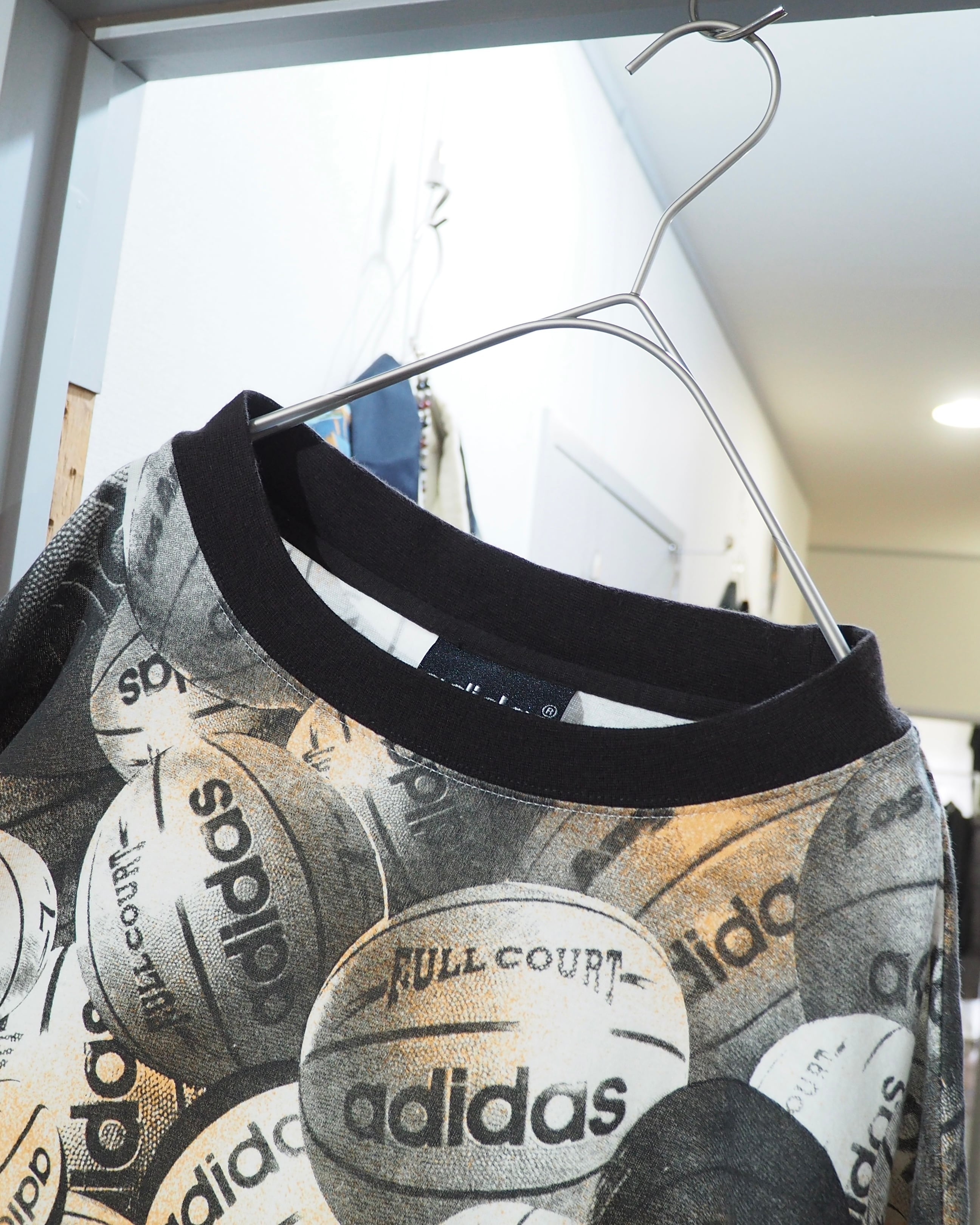 1990s ” Old adidas ” Many Many Basketball printed vintage loose SS Tee