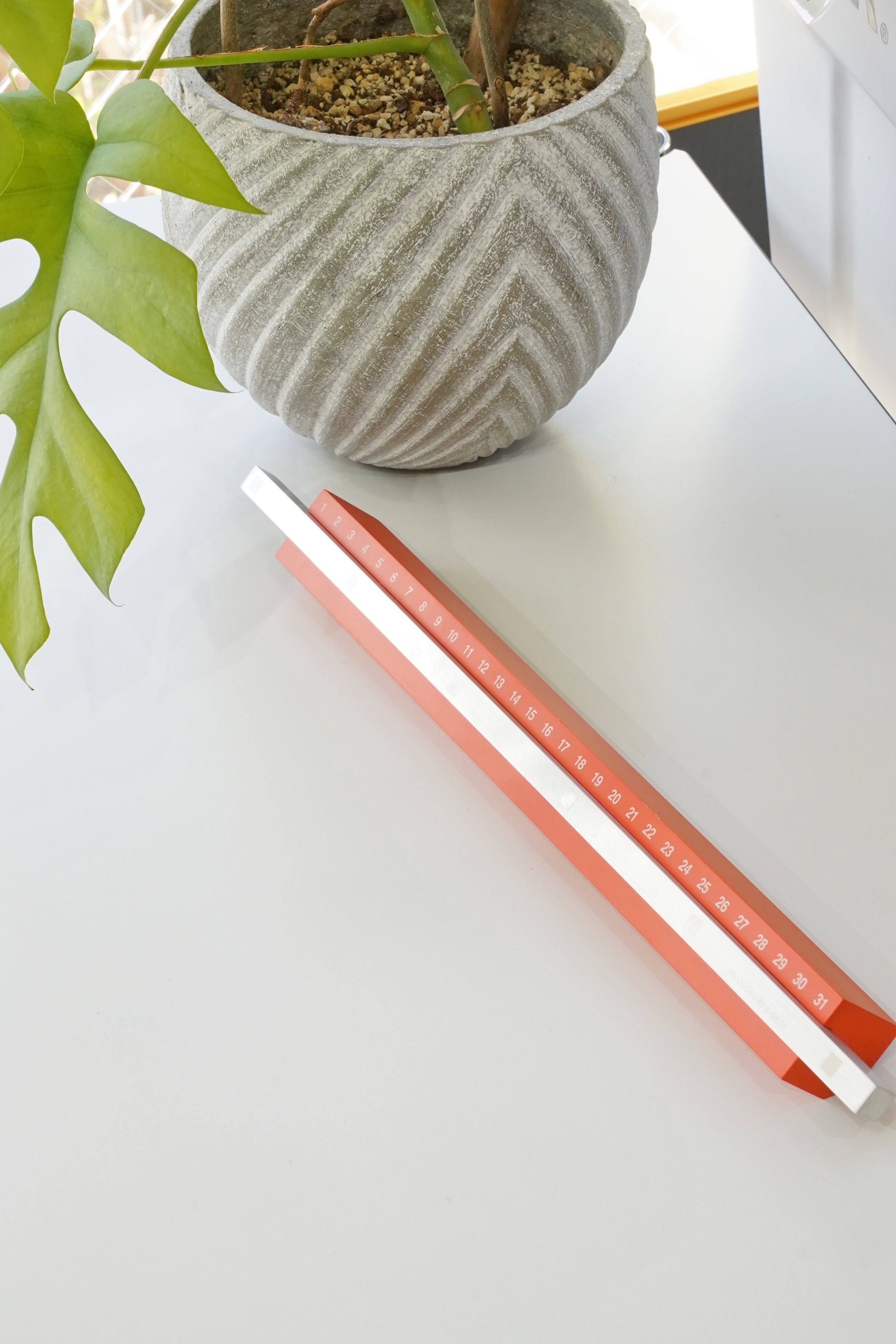 D-BROS 金属バー型スライド式カレンダー|MoMA取扱 デザイナーズ雑貨