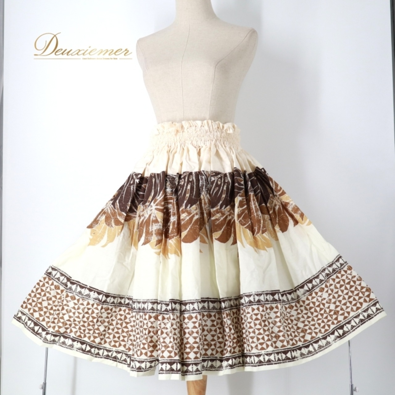 フラダンス 衣装 パウスカート ホワイト系 ハワイアンプリント カヒコ柄 グランジ加工 ハワイアン アロハ フラ ダンス レッスン 練習 ブラウン系 白 茶 華やか おしゃれ かわいい 大人っぽい シングル スカート フレア 軽やか おしゃれな カヒコ柄