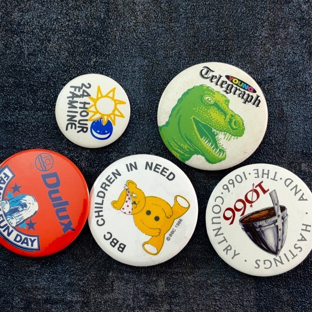 5個 ヴィンテージ レトロ 缶バッジ  vintage ビンテージ 古着 通販 リメイク 雑貨 2508010-16