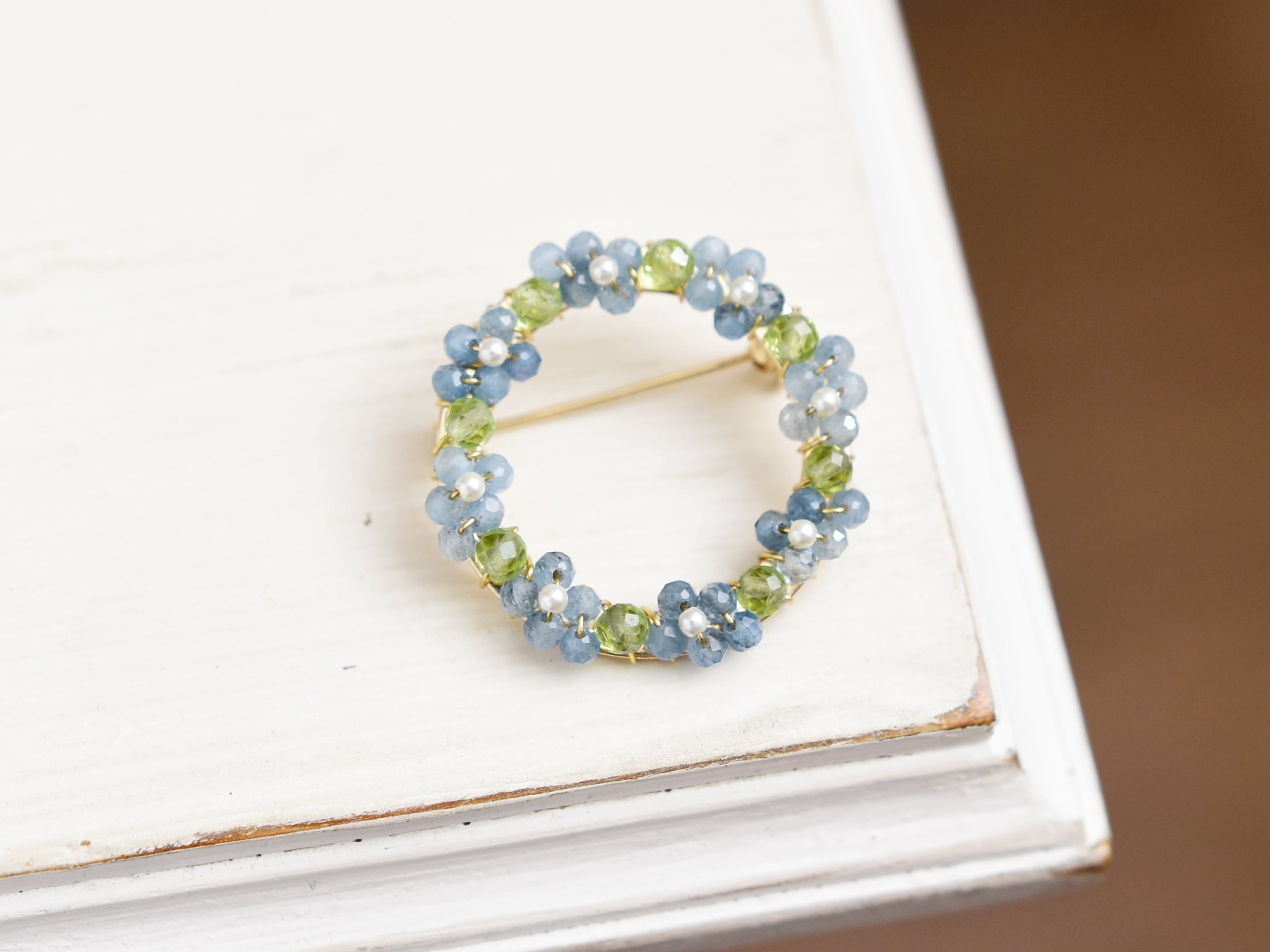 【ブローチ/Sサイズ】天然石のネモフィラの花(アクアマリン/ペリドット/パール)