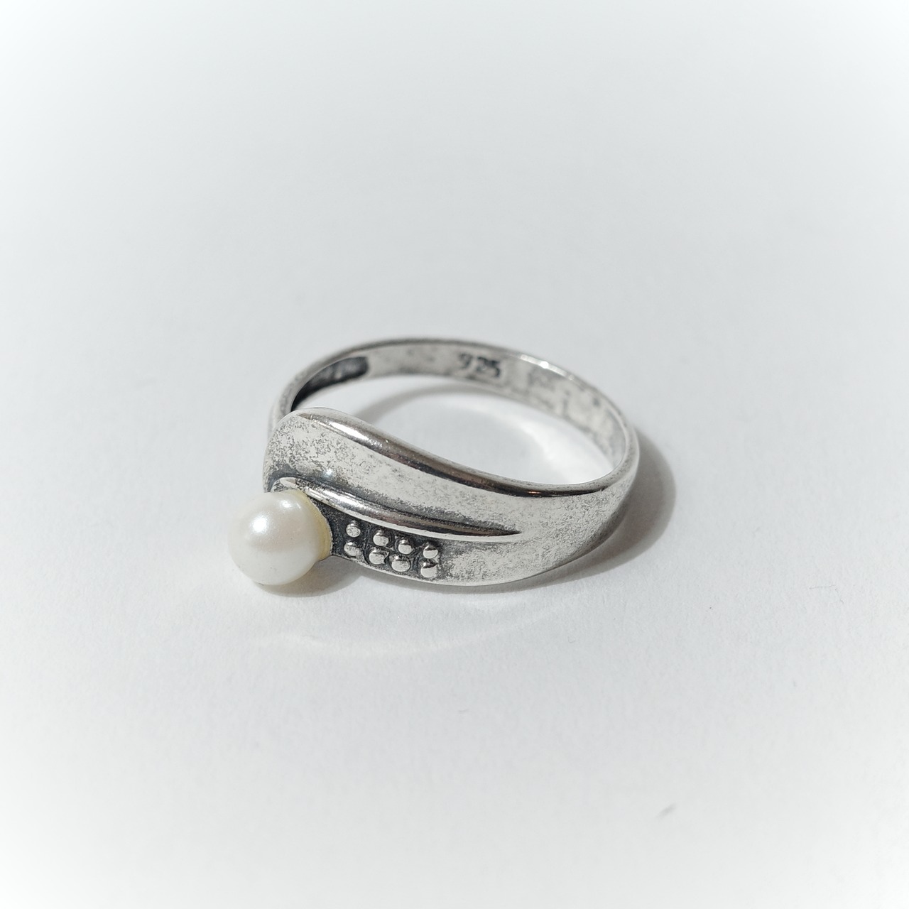 WHITE BOLL RING