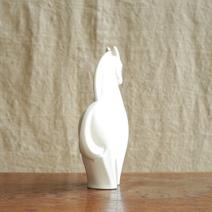 白くてなめらかな陶器の馬