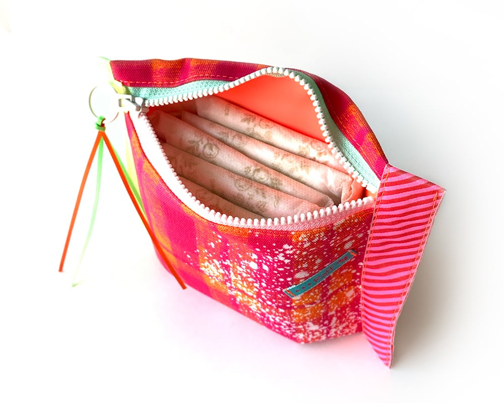 斜めチェック-ファスナーポーチ 赤 マチ付き スリムポーチ 送料無料 | Raff