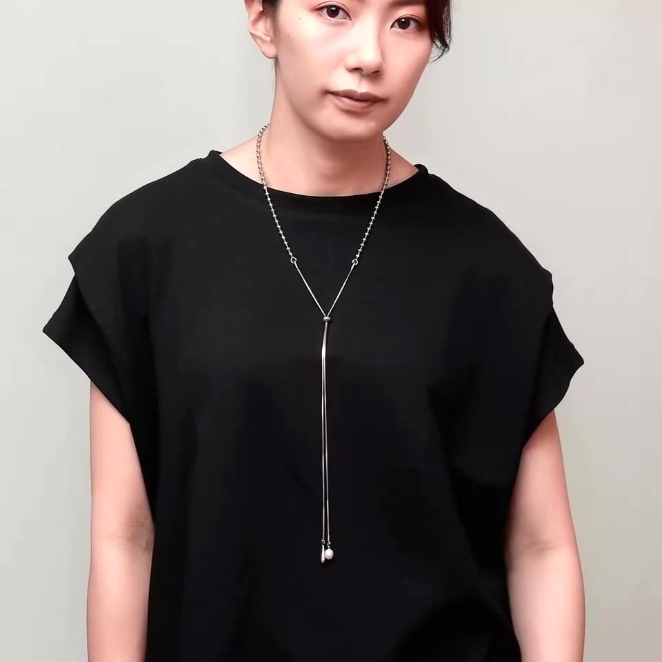 淡水パール ロングラリエットネックレス / ドロップチャームが艶めく