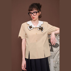 ギザギザ袖とスリット裾のクローバーとスペード刺繍襟半袖シャツ　E00175