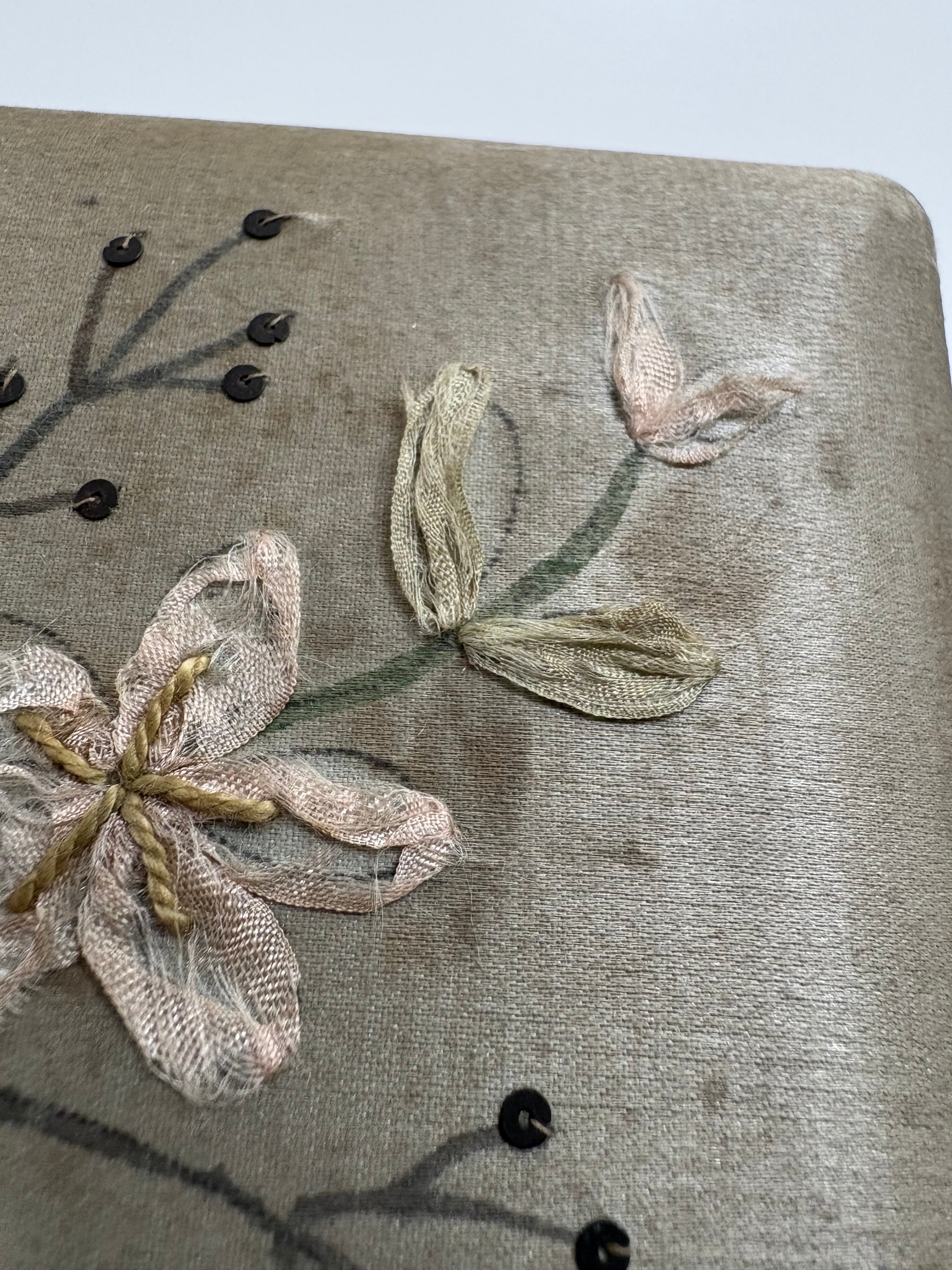 花刺繍のジュエリーボックス（リボンの装飾／小物入れ）｜フランス