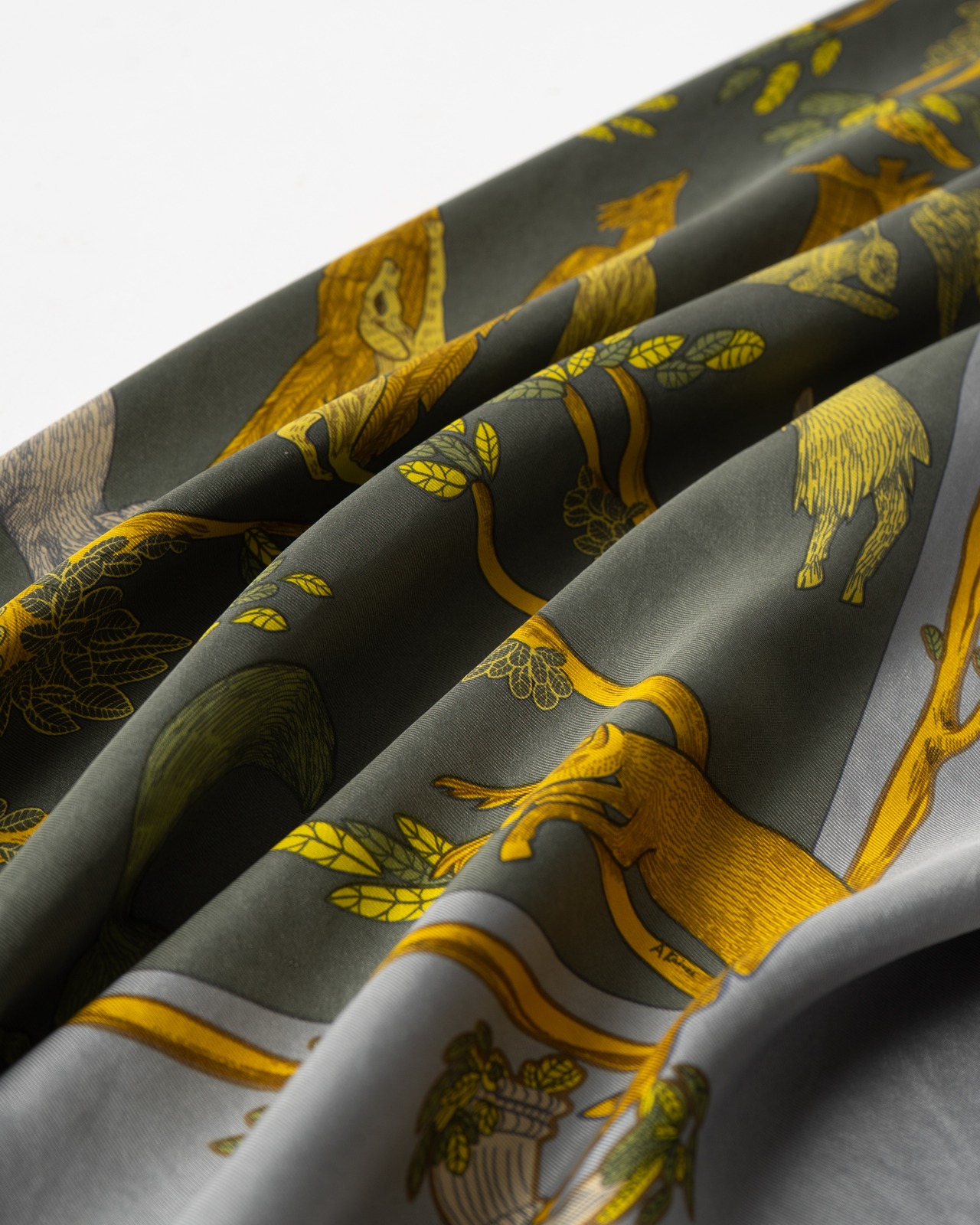 〈Hermès〉Carres 90 Scarf ANIMAL ALPHABET