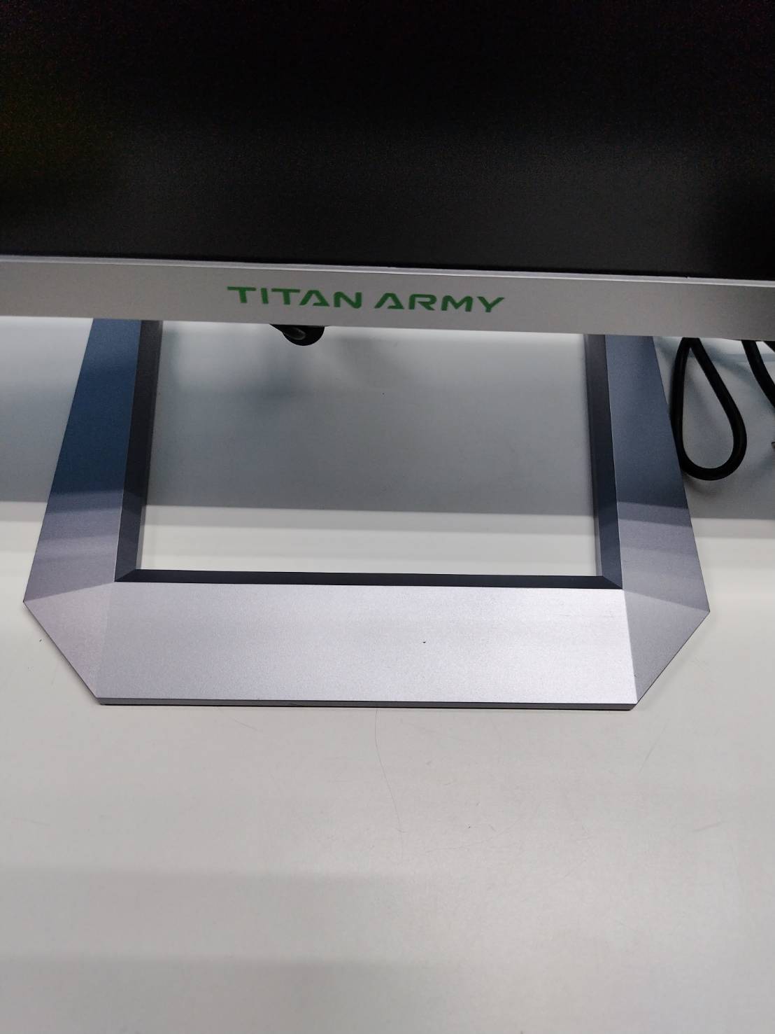 Titan Army P32A6V-PRO 32インチ 4K ゲーミングモニター ② | 中古