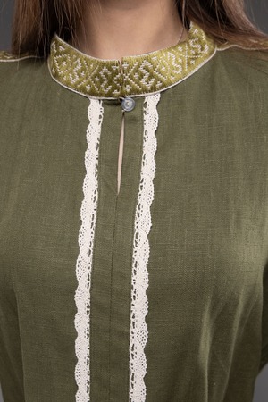 ウクライナ刺繍ヴィシヴァンカ　手刺繍　平行縫い　麻　レディース・フリーサイズ