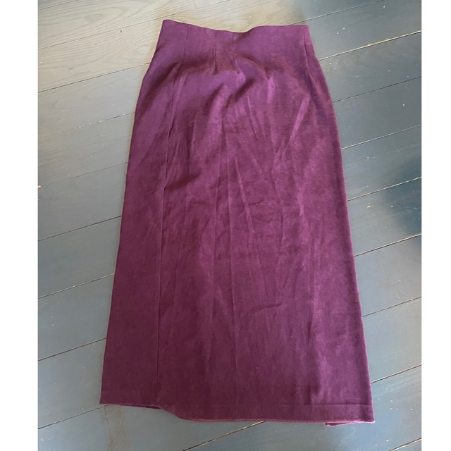 Back slit long skirt