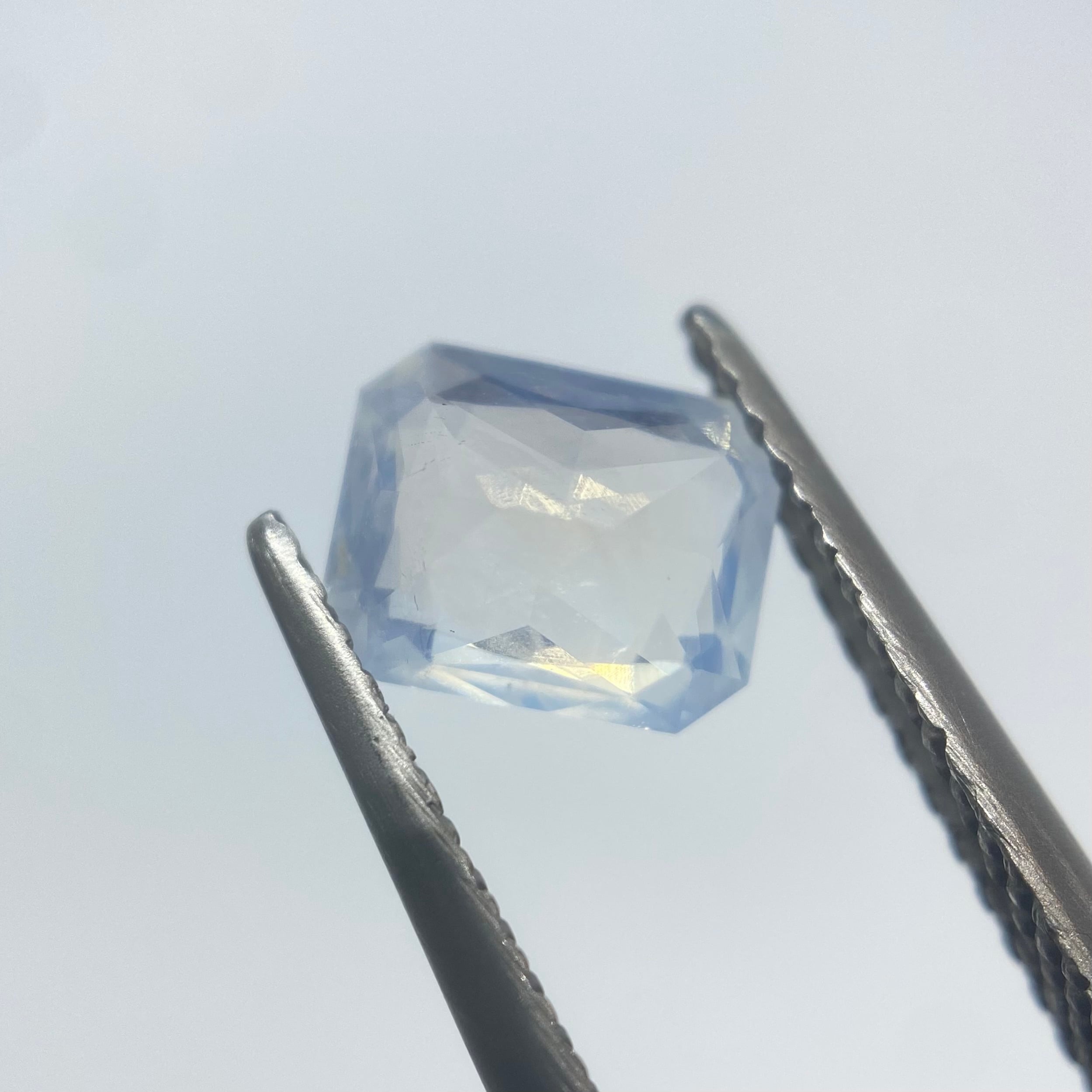 静かなるシルキーホワイトサファイア