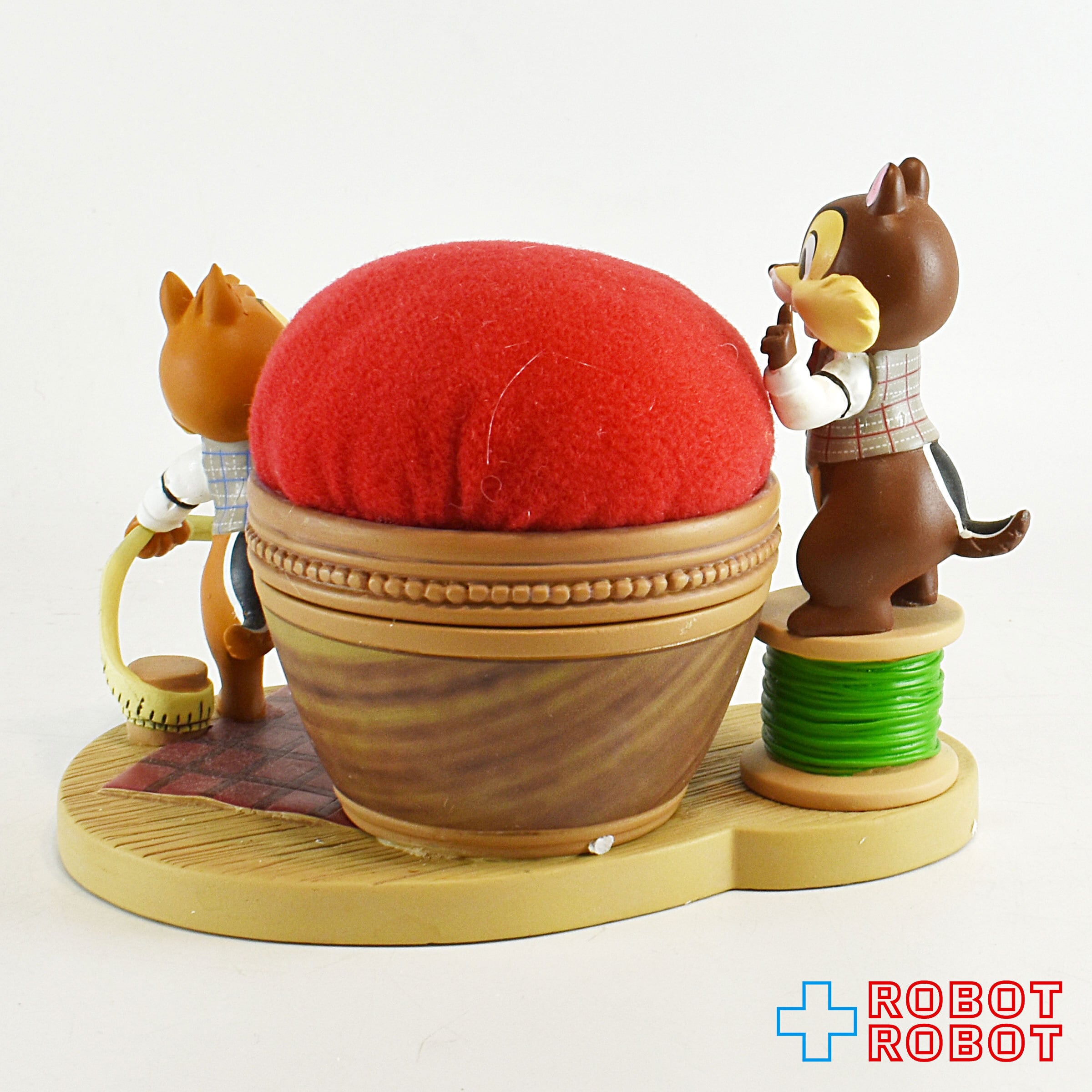 ディズニーストア限定　チップとデール　ピンクッション&ケース　未開封品 ディズニーストア チップとデール オータムコレクション ピン