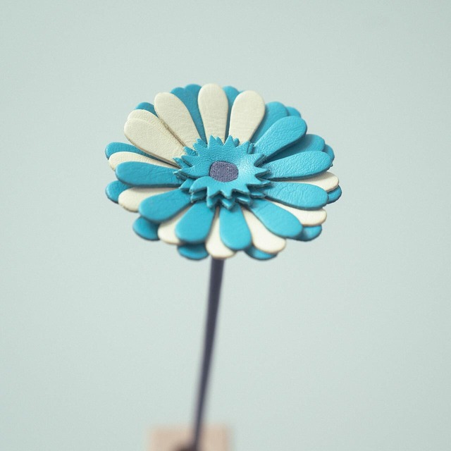 革の一輪花（ガーベラ）- ブルー系B