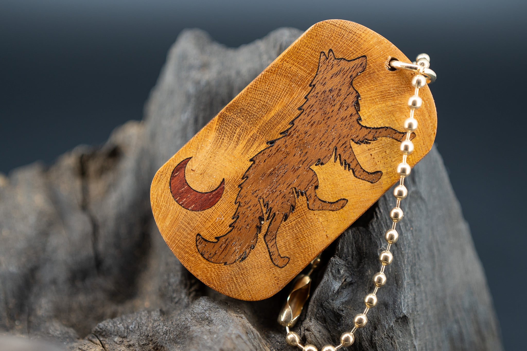 【日本を代表する巨木】 欅(ケヤキ) 変わり杢 ドッグタグ 象嵌 闊歩