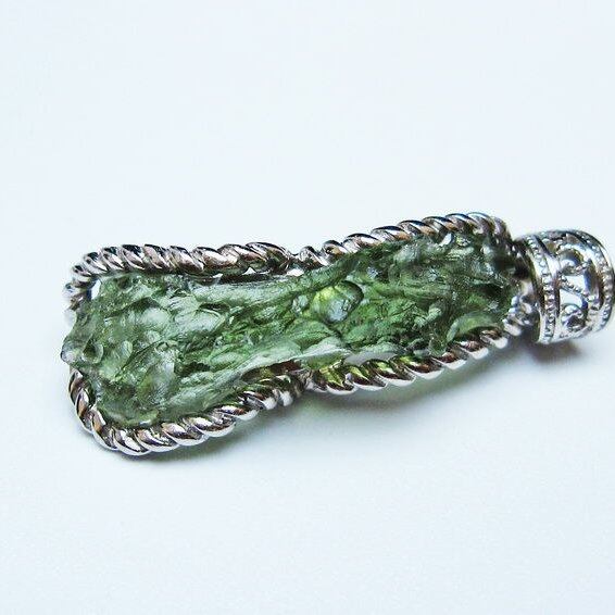 モルダバイト ペンダント モルダウ石 ペンダントトップ 原石 一点物 メール便可 [M便 1/20] 199-552