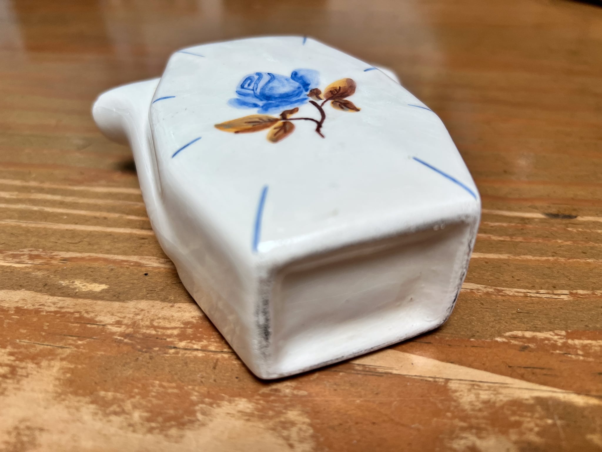 ブルーの花がかわいい陶器の小さなピッチャー フレンチアンティーク ブロカント