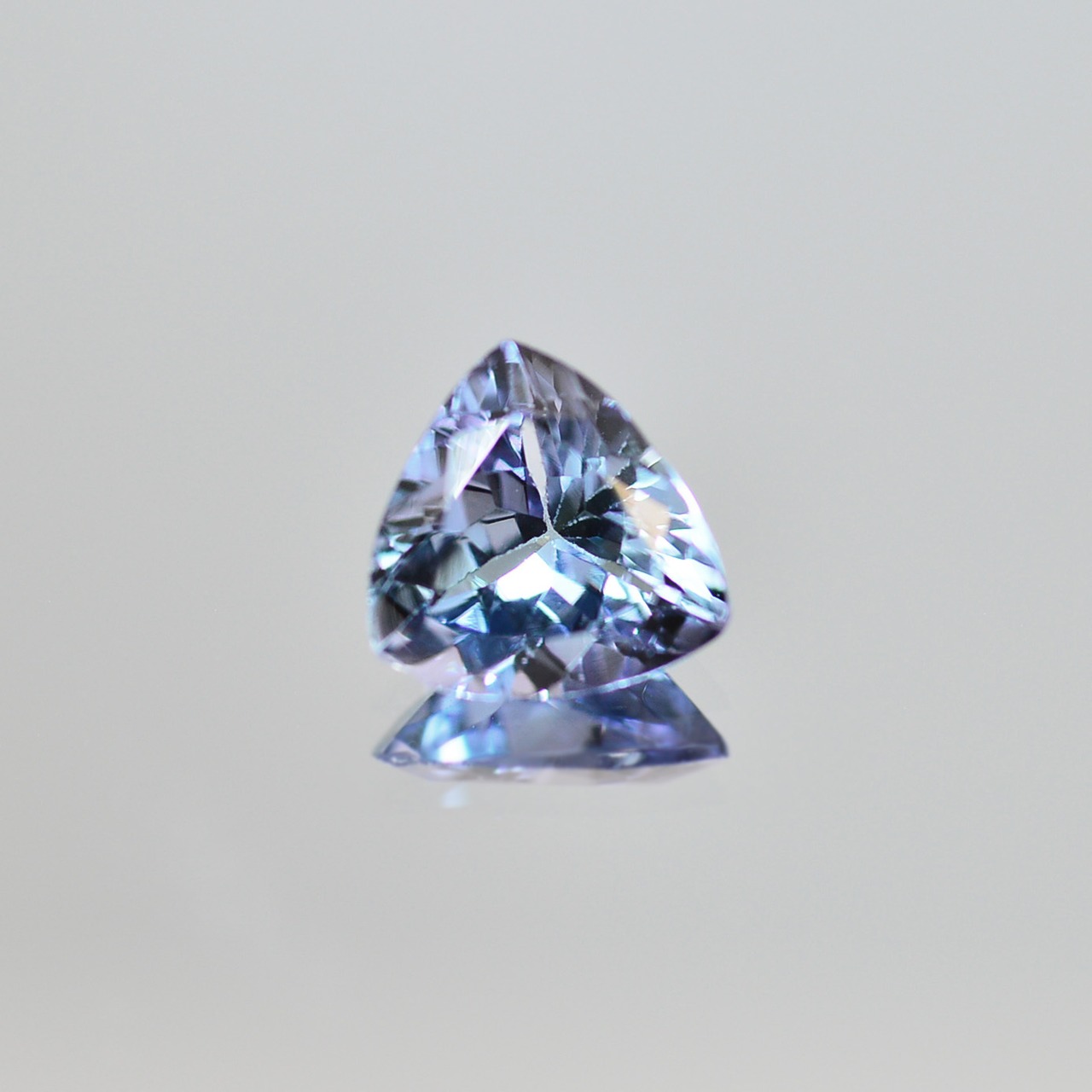 鑑別書付き 非加熱タンザナイト 0.793ct ルース トリリアント