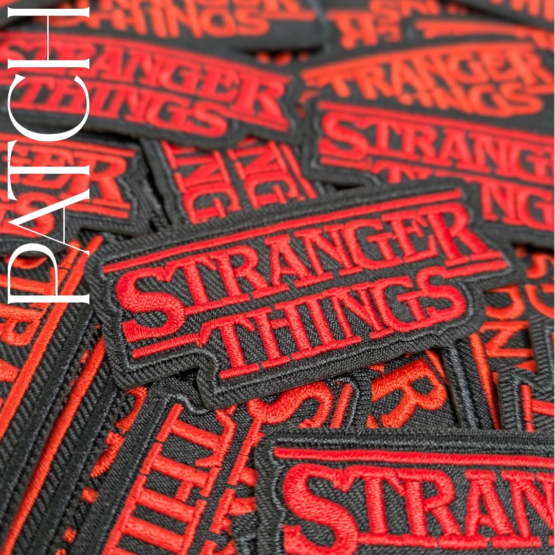 送料無料! ★刺繍アイロンワッペン★【 Stranger Things ( ストレンジャーシングス ) 】ストレンジャーシングスロゴsquareワッペン〚アメリカン雑貨 アメトイ〛