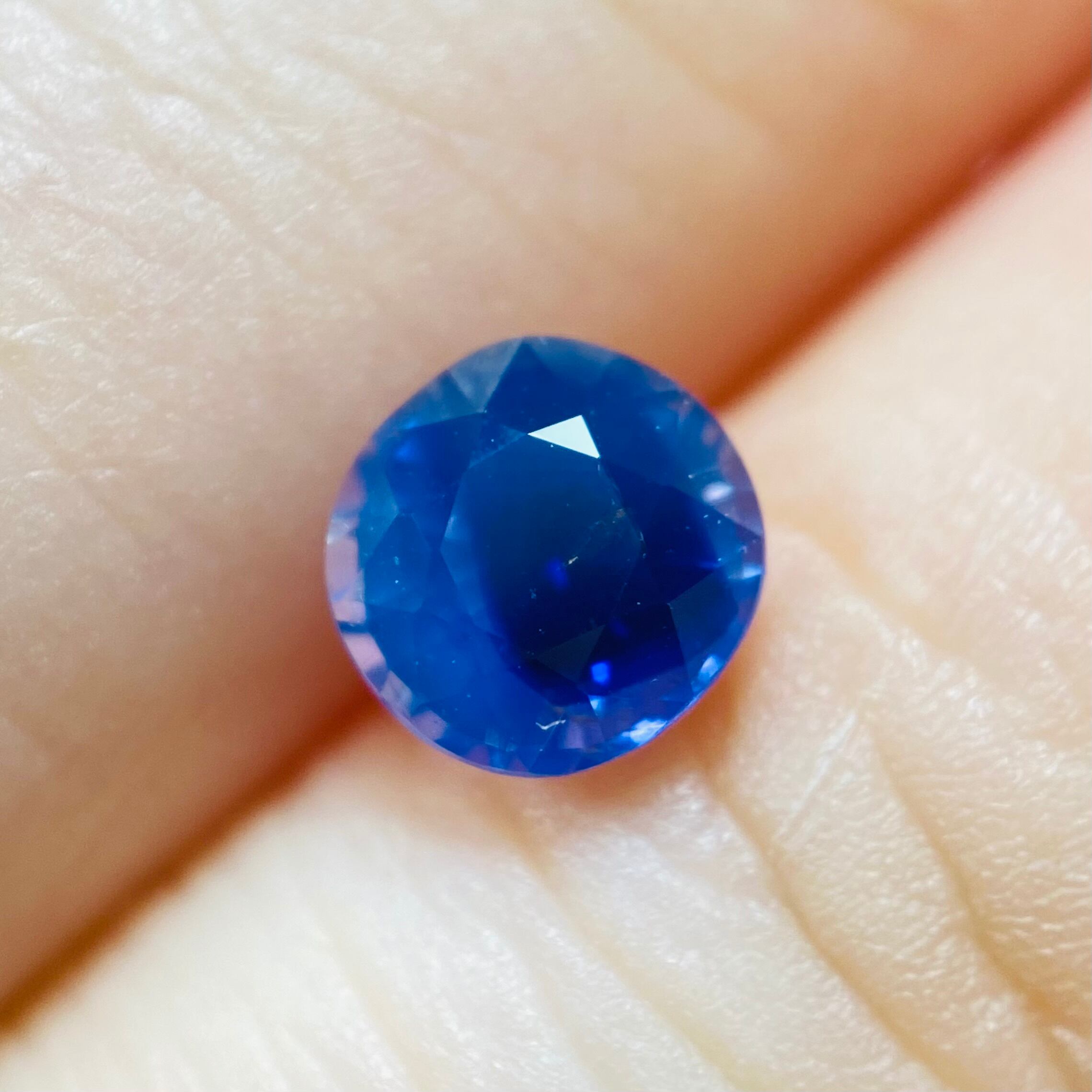 幻想的なシルキーブルーサファイア