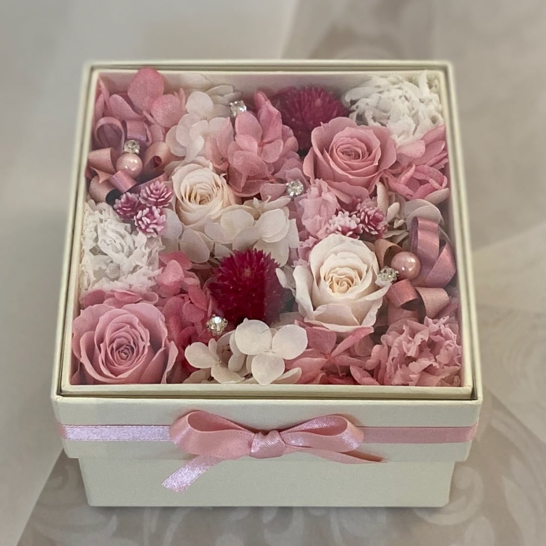受注商品》白ピンクのプリザーブドフラワーボックス | M's style