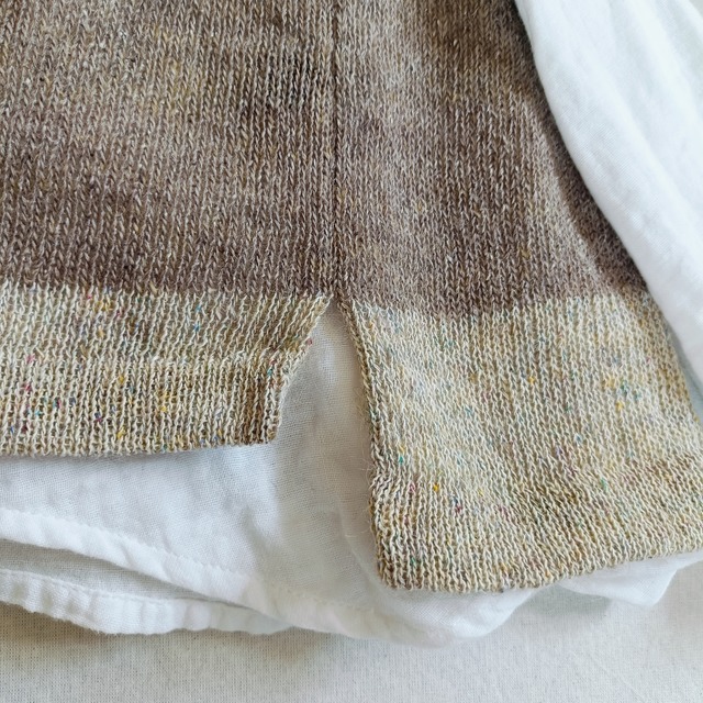 シルクとウールの切り替えベスト　２色（ブラック、ベージュ）