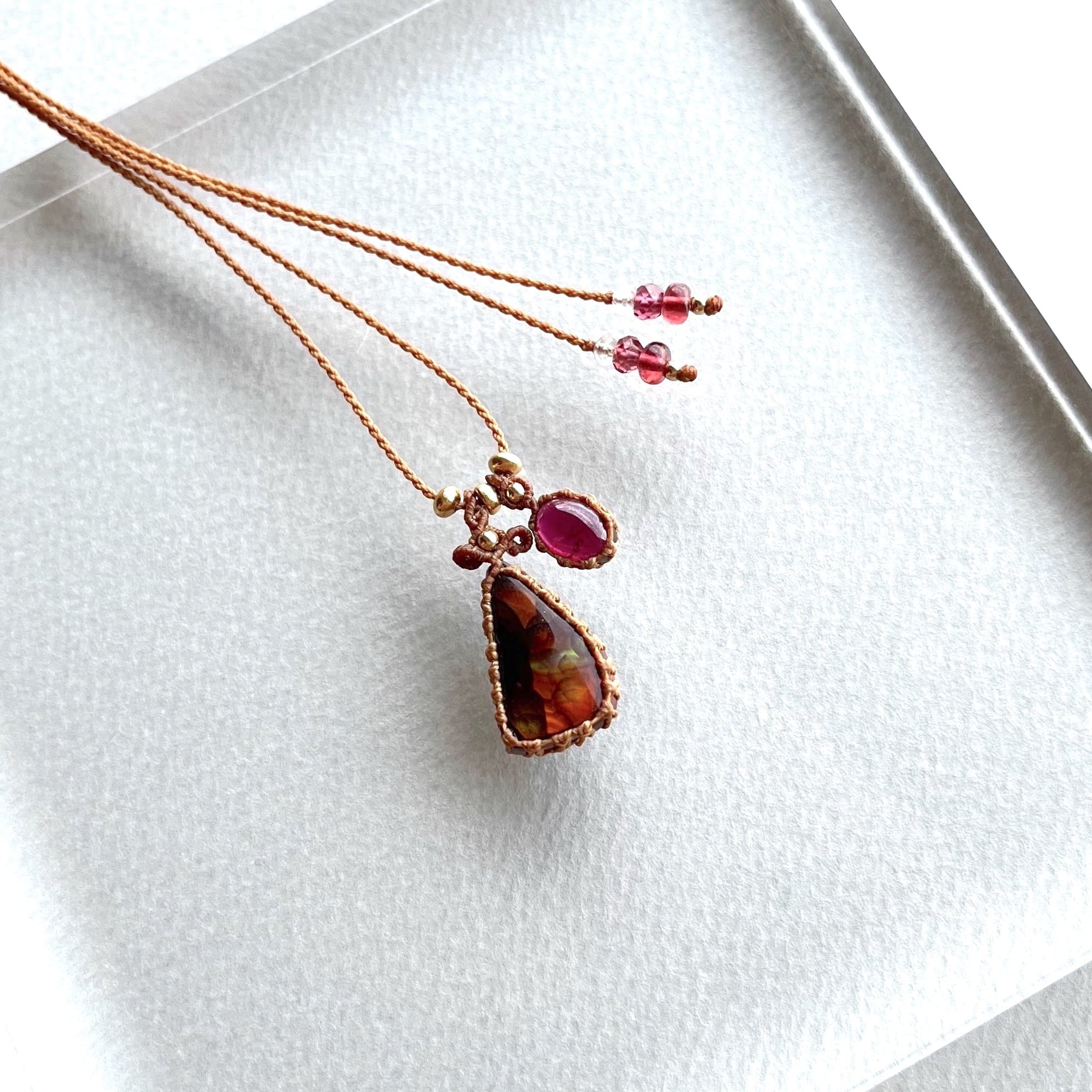 ファイヤーアゲートとガーネットのマクラメ編み 天然石ネックレス