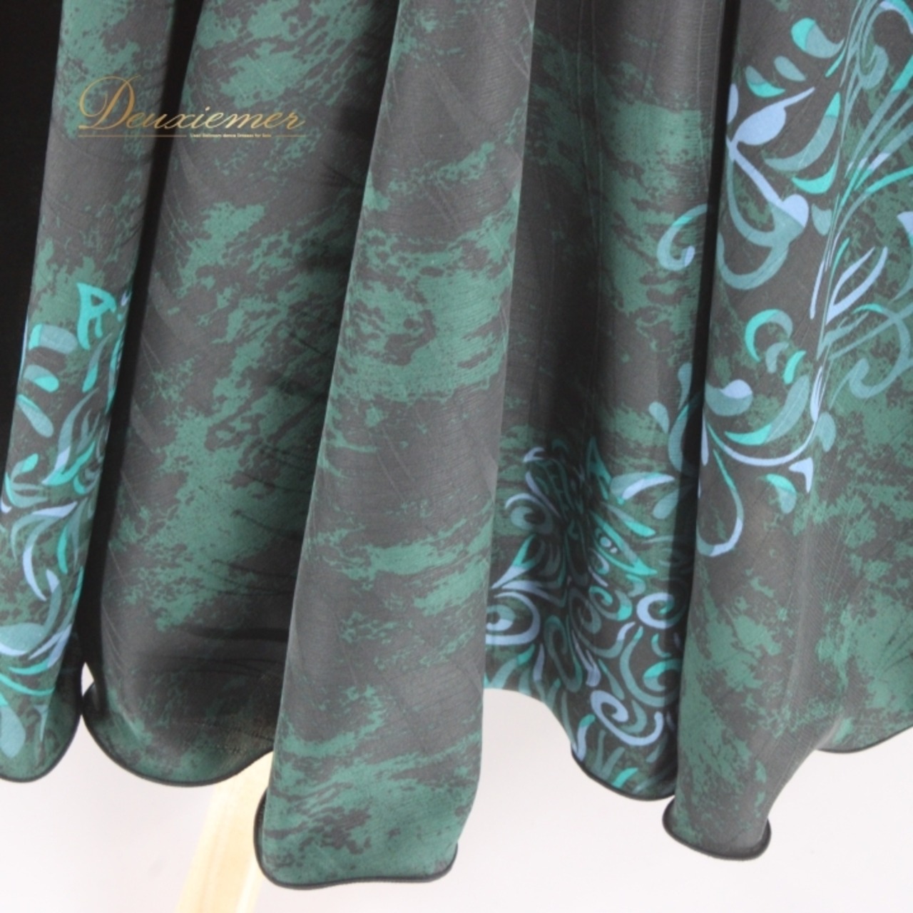 社交ダンス 衣装 スタンダード スカート レッスンウェア レディース 緑 黒 ブラック系 グリーン系 threering 練習着 エレガント 上品 ダンススカート フレアスカート 裾広がり レディースファッション スポーツ用スカート カジュアル スタイリッシュ ポリエステル素材 踊りやすい 高品質 レッスン着 ダンスウェア エクササイズ用 舞踏用 スポーティ シンプル 上質 ブラックグリーン