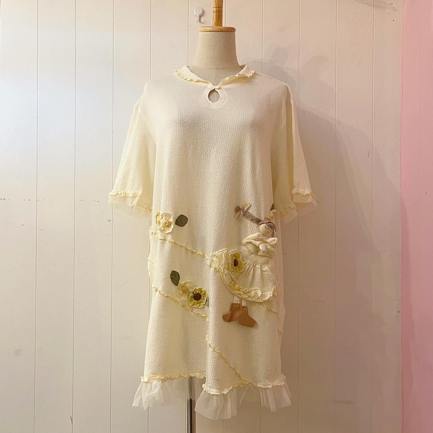 doll & flower applique pull over