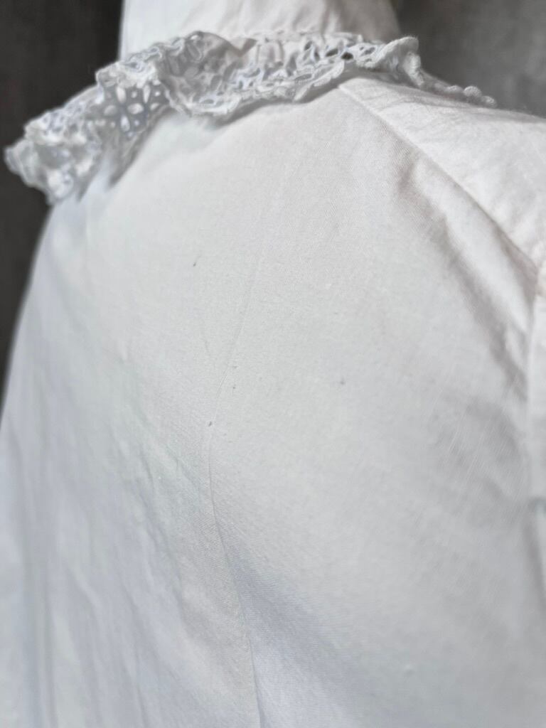 1900年代初頭 フランス フリルの刺繍がうっすら水色の珍しい