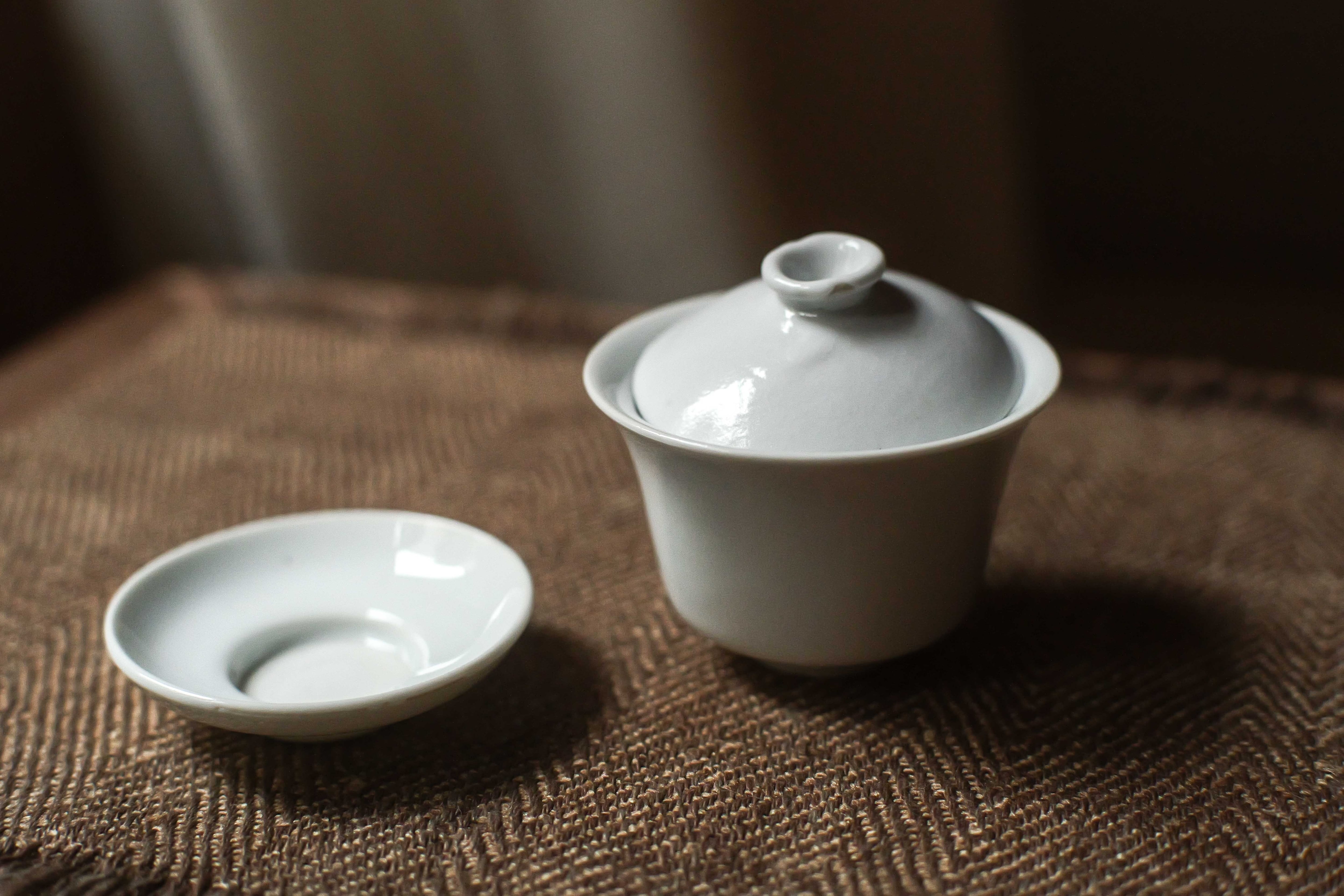 手拓薄胎白磁蓋碗・蓮葉＜徳化窯＞（型作り・手押し/満水容量130cc