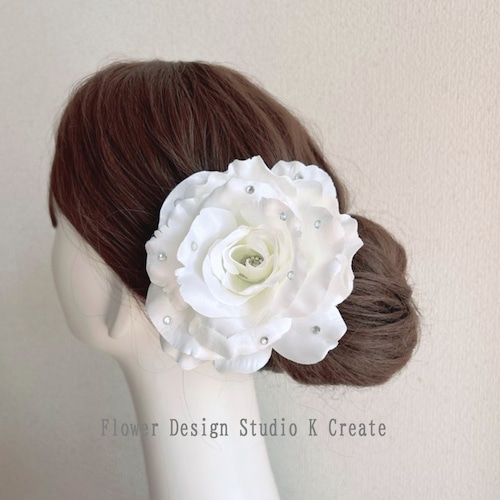ライトストーンのついたホワイトローズの髪飾り　Uピン　フラメンコ　バレエ　花径14cm　薔薇　白い薔薇　白　髪飾り　バラ　頭飾り　花飾り　エトワール