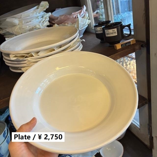 ルーマニア 中部トランシルバニア地方 白釉のプレートM 26cm 平皿 大皿 ディナープレート 和食 洋食 中華 アジア料理 肉料理 魚料理 ルーマニア 中部トランシルバニア地方 白釉のプレートM 26cm 平皿 大皿 ディナープレート 和食 洋食 中華 アジア料理 肉料理 魚料理