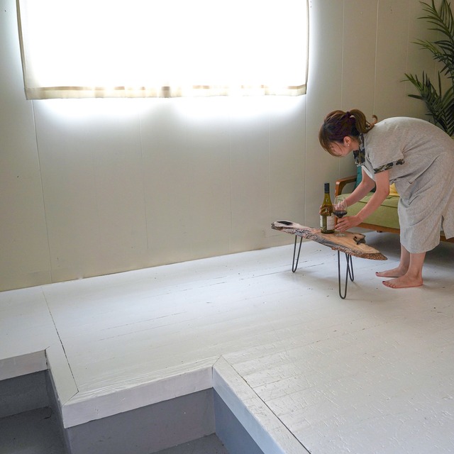 柿の一枚板でミニテーブル 　[ 樹種：柿 ]