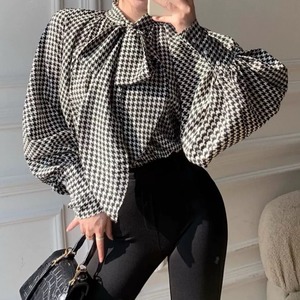 レディース トップス シャツ ブラウス プルオーバー 長袖 バルーン袖 Vネック ボウタイ りぼんタイ フォーマル フェミニン リボン コンサバ 大人可愛い きれいめ シンプル 上品 おしゃれ レトロ こなれ感 ルーズ エレガント モダン ヴィンテージ クラシカル ロマンティック チェック 千鳥格子 春 秋 冬 入学式 入園式 卒業式 卒園式 謝恩会 母の日 授業参観 ママ オフィス ビジネス OL 通勤 デート レストラン ホテル ショッピング モノトーン 韓国 オルチャン コーデ S M モノクロ