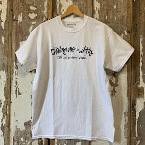 Peregrine Design Factory. Japan　"CHILLING ME SOFTLY" Tシャツ　ペレグリン・ファニチャー　JUN INOUE　ホワイト